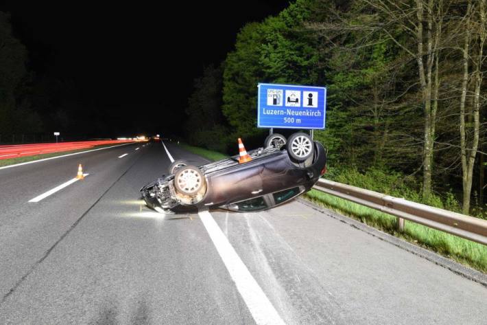 Am, frühen Sonntagmorgen verunfallte dieser Autolenker auf dem Weg von Sursee LU nach Luzern.