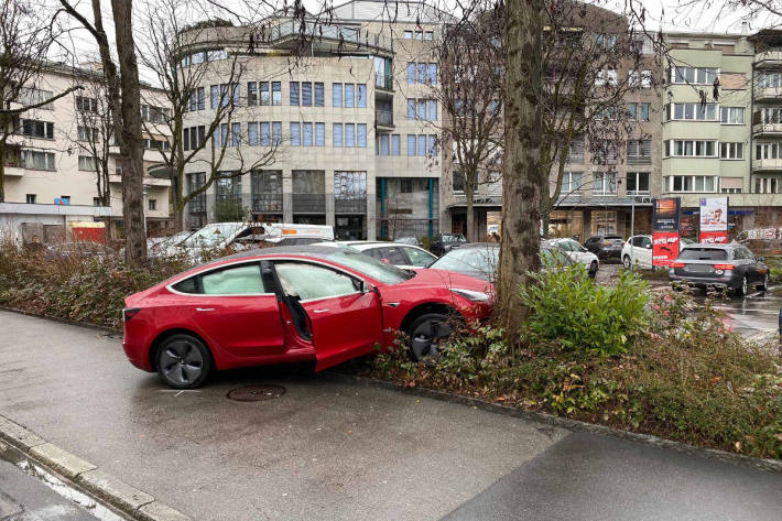 Aus dem Parkplatz - über die Strasse - zurück in einen Baum