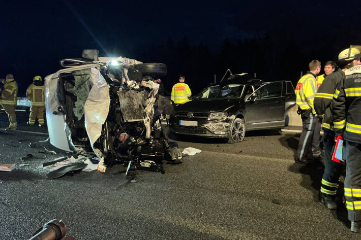 Eine Beifahrerin wurde bei dem Unfall tödlich verletzt.
