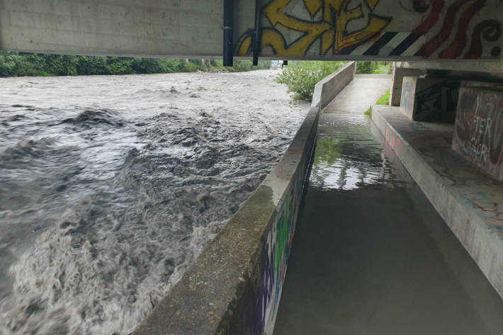 Starke Strömung in Schwanden GL.