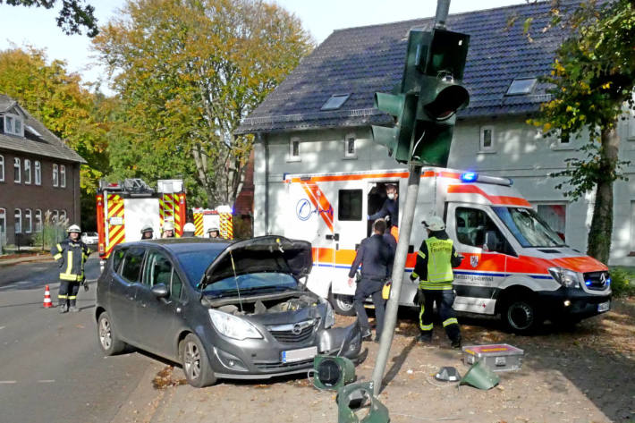 PKW gegen Ampel