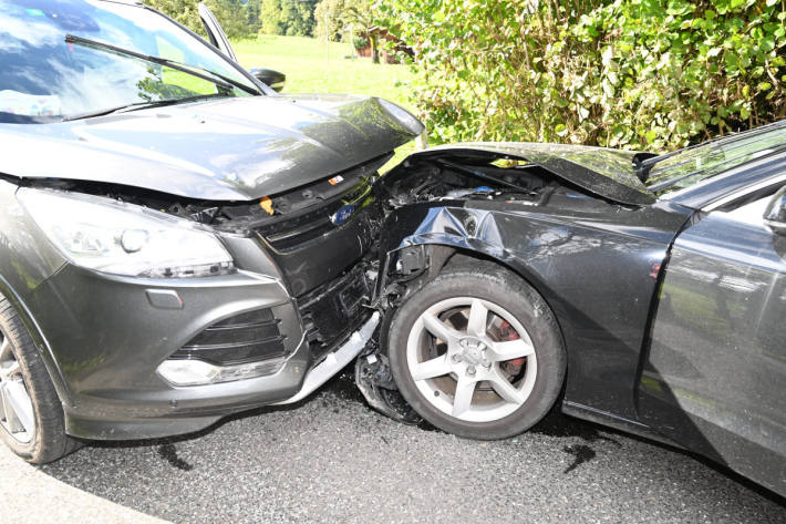 Die Lenkerin eines der involvierten Autos musste in ein Spital gebracht werden.