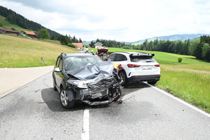 Frontalkollision fordert mehrere Verletzte in Ricken SG