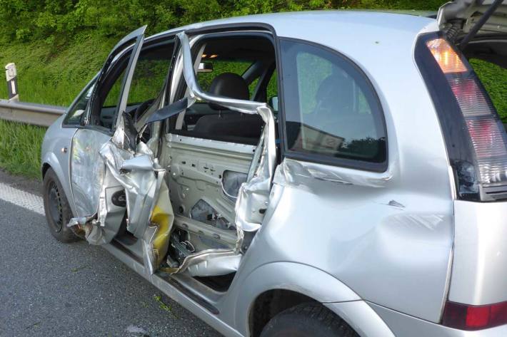 Ein Abschleppwagen transportierte in Bielefeld den schwer beschädigten Opel ab