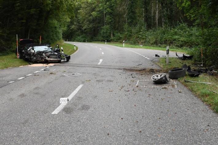 Der junge Autolenker fuhr mit dem Auto in einen Baum bei Oerlingen ZH.