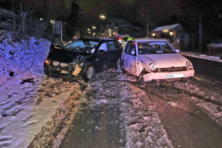 Drei Verletzte bei Glätteunfall