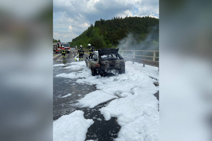 Fahrzeug geht auf der A64 auf der Biewerbachtalbrücke in Flammen auf