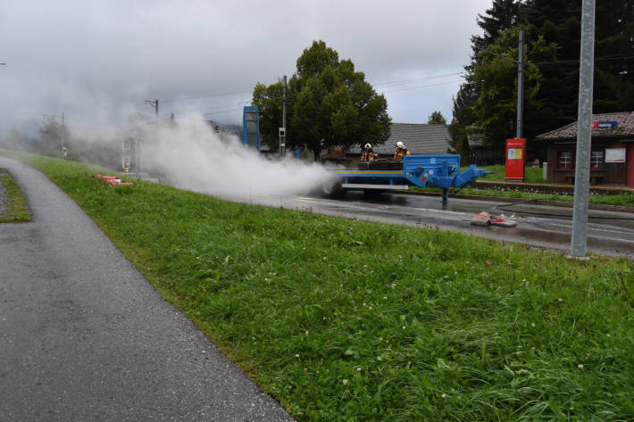 Lastwagenanhänger in Brand geraten