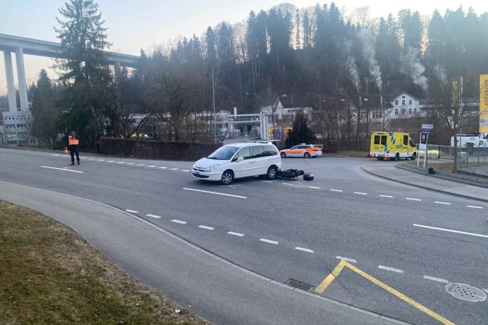 In der Stadt St. Gallen hat sich ein Motorradfahrer bei einer Kollision verletzt.