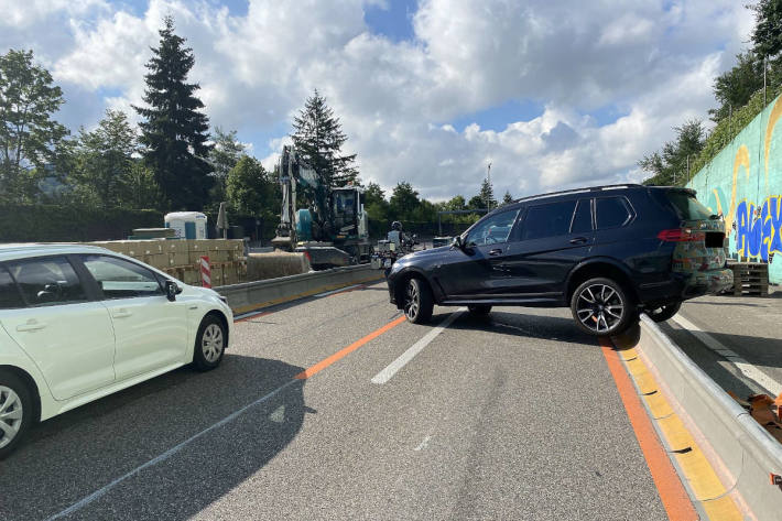 BMW X7 landet auf einer Baustellenleitplanke auf der A2 bei Sissach