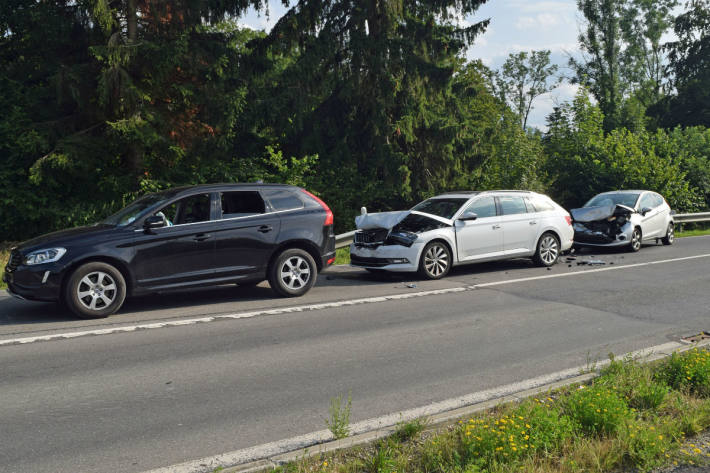 Auffahrkollision mit drei Autos.