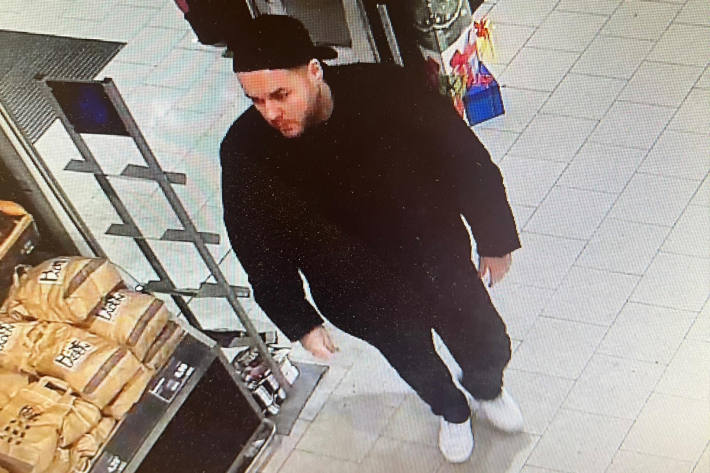 Dieser Mann hat mit drei weiteren Tätern eine schwere Körperverletzung begangen.