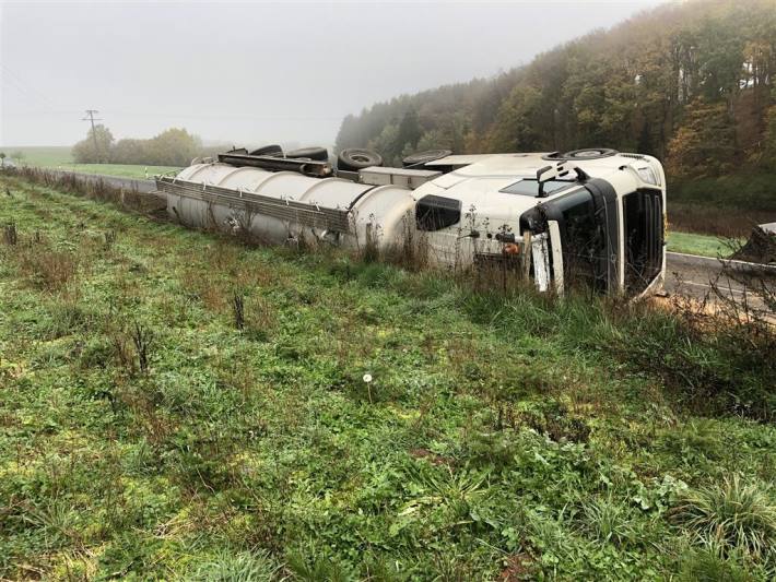 Tanklaster auf die Seite gekippt - Vollsperrung der Landstraße bei Prüm