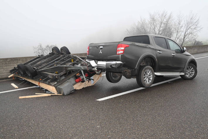 Die Fahrzeugkombination drehte sich beim Unfall in die entgegengesetzte Richtung.