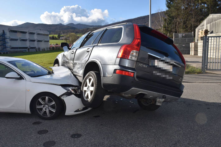 Seitlich-frontale Kollision zwischen zwei Autos in Rickenbach SO