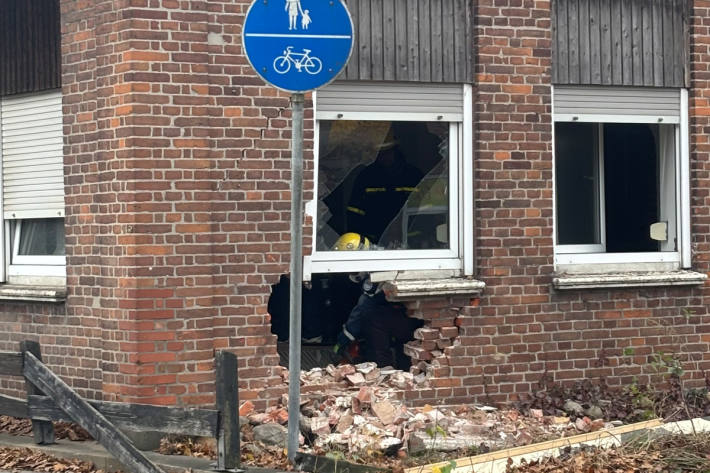 Die Hauswand wurde erheblich beschädigt.