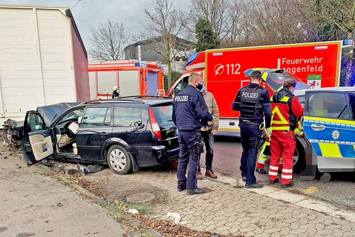 Der Mondeo des Langenfelders musste ebenso wie der Anhänger des angefahrenen Lkw abgeschleppt werden