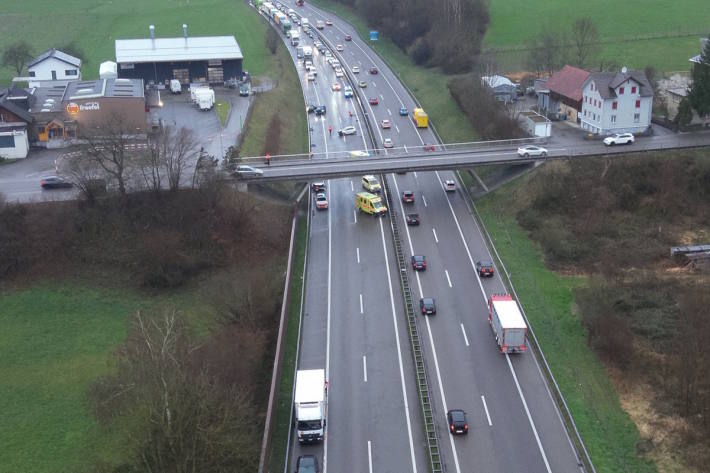 Zwei Personen wurden leicht und eine Person unbestimmt verletzt