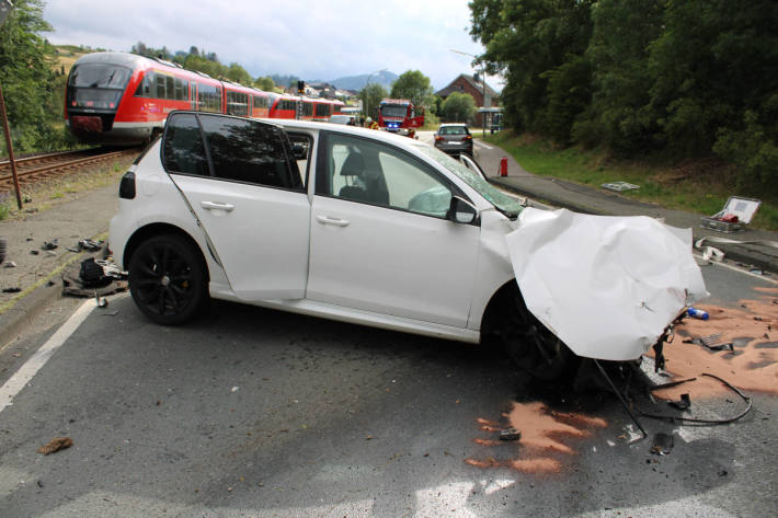 Zug kollidiert mit PKW – 18-Jähriger Autofahrer schwer verletzt