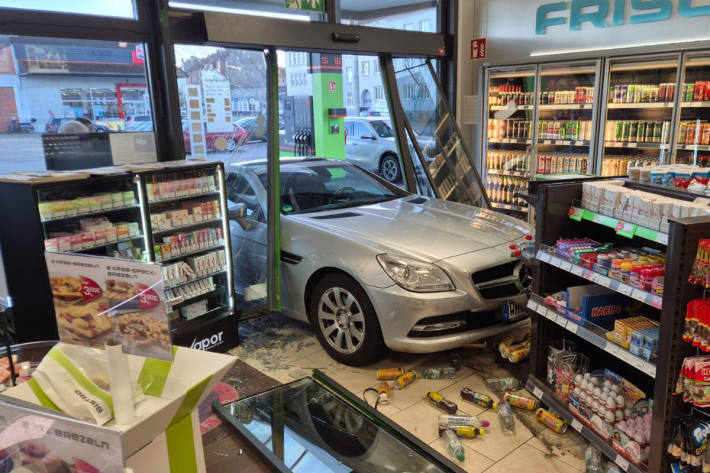 Der Mercedes durchbrach die Fensterscheibe des Verkaufsraumes.