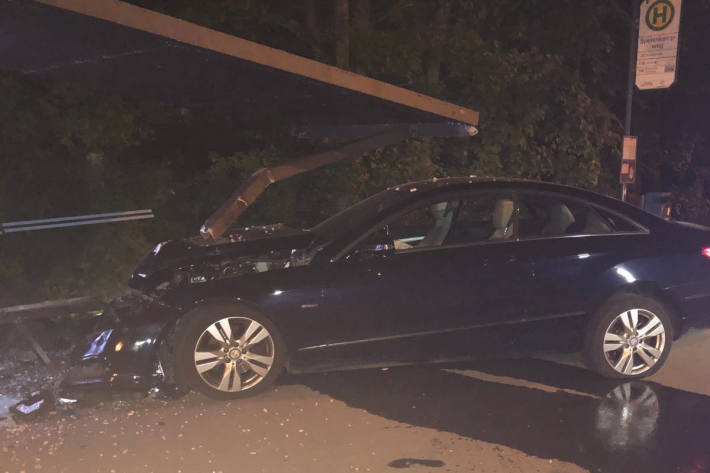 Unfallfahrer lässt PKW zurück in Bielefeld-Senne