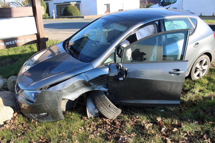 Entgegenkommende Autos kollidieren