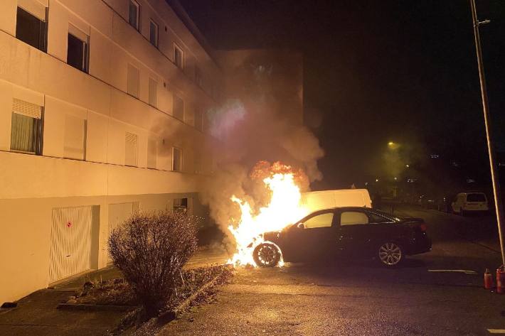 Auto geht in Pratteln  am Rankcakerweg in Flammen auf.