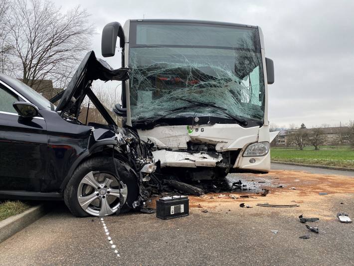 Heftige Kollision zwischen Personenwagen und Linienbus – 4 Personen verletzt