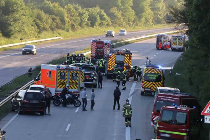 Für die Unfallaufnahme musste die Fahrbahn für ungefähr dreieinhalb Stunden voll gesperrt werden