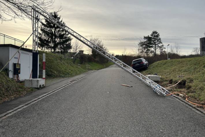 Der Schaden ist beim Unfall in Magden gross.