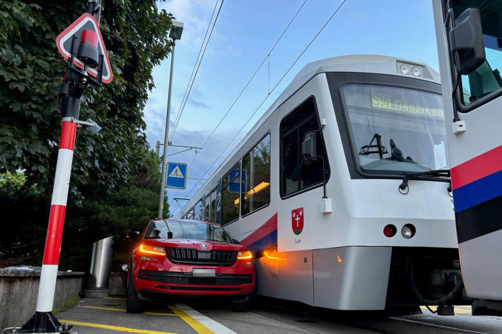 Auto erfasst und gegen eine Mauer gedrückt