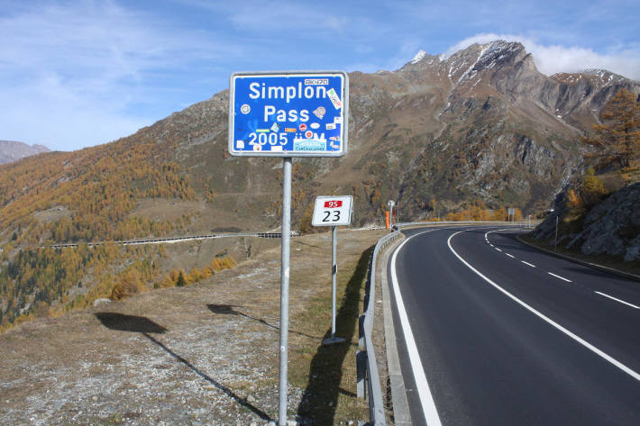 An der Simplon-Passstrasse werden Belagserneuerungen durchgeführt.