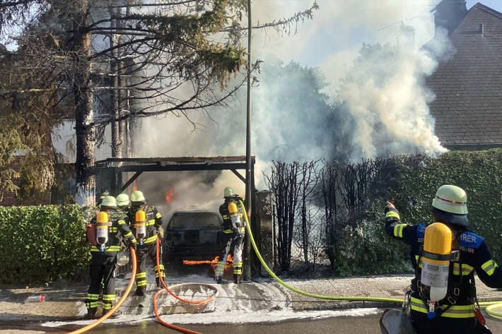 Massiver Löschmitteleinsatz verhinderte eine weitere Ausbreitung des Feuers.