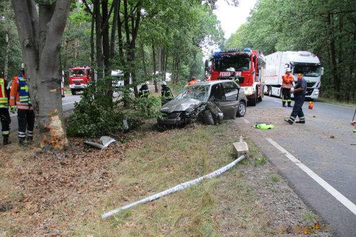 Kontrolle verloren - gegen Baum geprallt - schwer verletzt