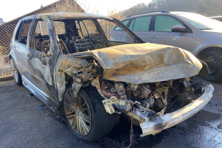 Personenwagen brennt komplett aus auf der A1