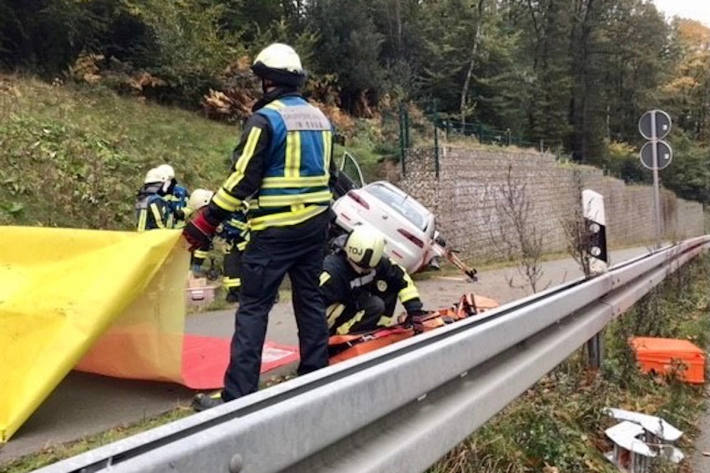 Von Straße abgekommen und gegen Mauer gekracht