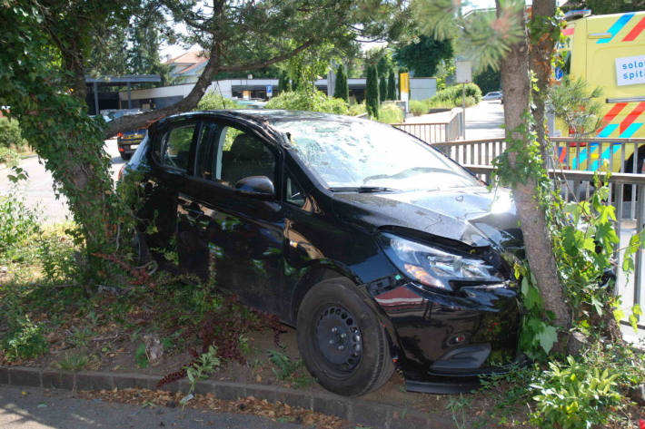 Das Auto wurde massiv beschädigt.