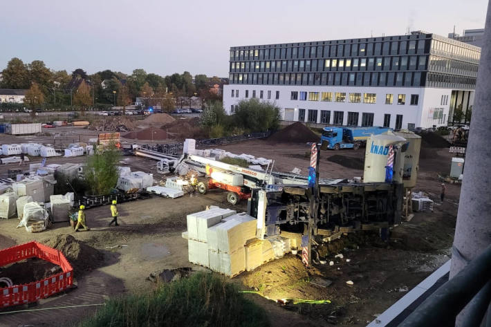 Unfall mit mobilem Baukran in Ratingen
