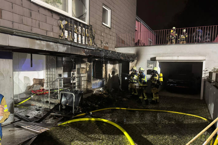 Der Brand von Abfallcontainern griff auf die Fassade über.