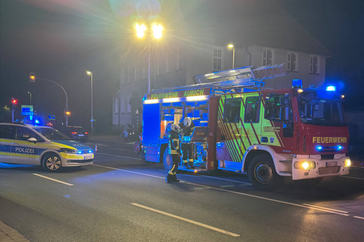 Die Feuerwehr beseitigte die Trümmer von der Fahrbahn.