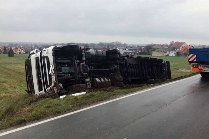 Ein Lkw-Fahrer ist in Hille mit seinem tonnenschweren Fahrzeug auf die Seite gekippt