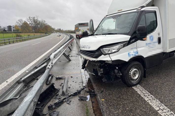 Nach der Kollision kam das Fahrzeug stark beschädigt auf dem Pannenstreifen zum Stillstand