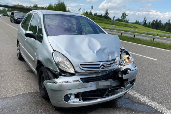 Der Autofahrer wurde leicht verletzt und musste ins Spital gebracht werden.