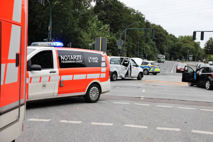 PKW kollidiert mit Schulbus in Essen - fünf Verletzte, darunter drei Kinder