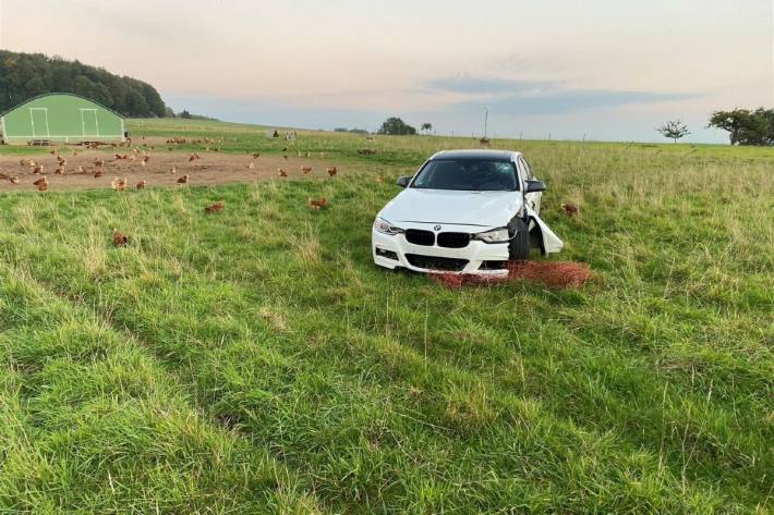 Der BMW ist in einem Hühnergehege gelandet.