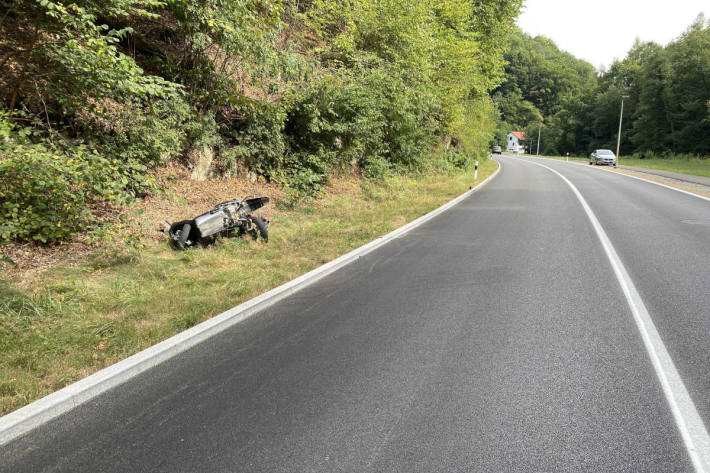Am Steuer eingeschlafen und heftig in Motorroller gekracht