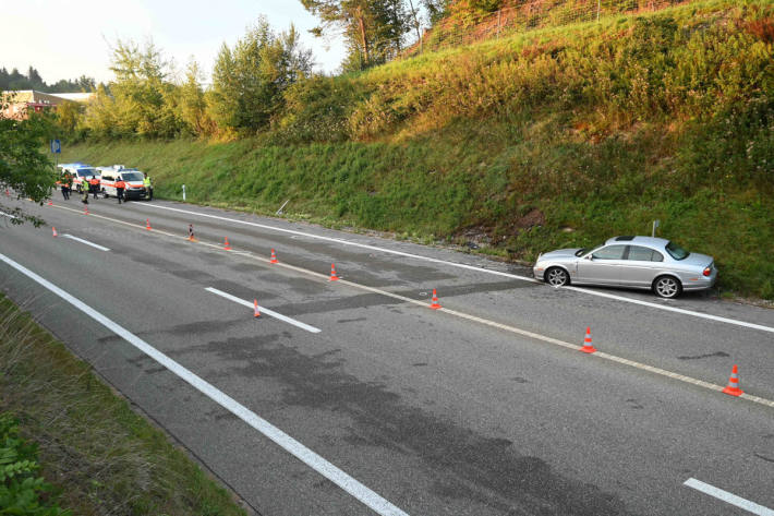 Selbstunfall mit Auto auf der A53