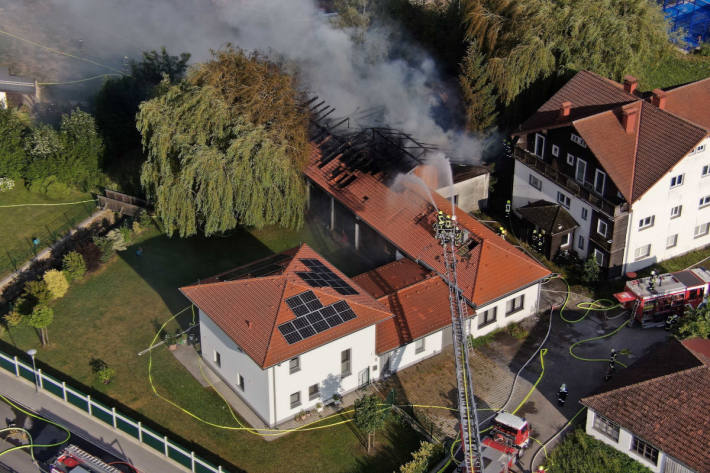 Ein Nebengebäude und Wintergarten brannten vollständig aus.