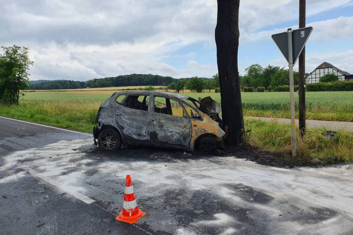 Fahrzeug nach schwerem Verkehrsunfall ausgebrannt in Düren
