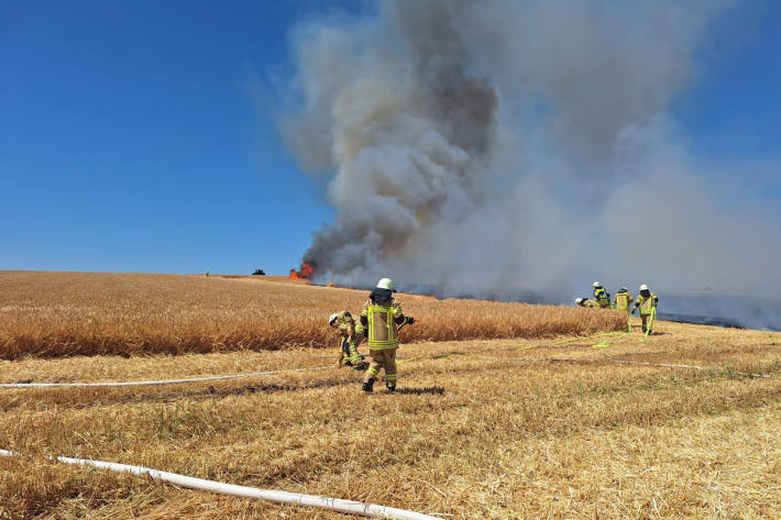 Die Feuerwehr Helmstedt bei der Brandbekämpfung.